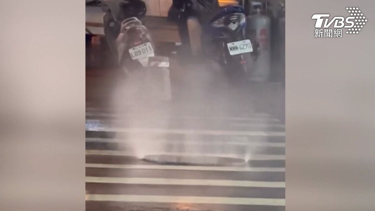 7日入夜後,南部地區便開始降下傾盆大雨,馬路上的人孔蓋不斷噴起。(圖/TVBS)