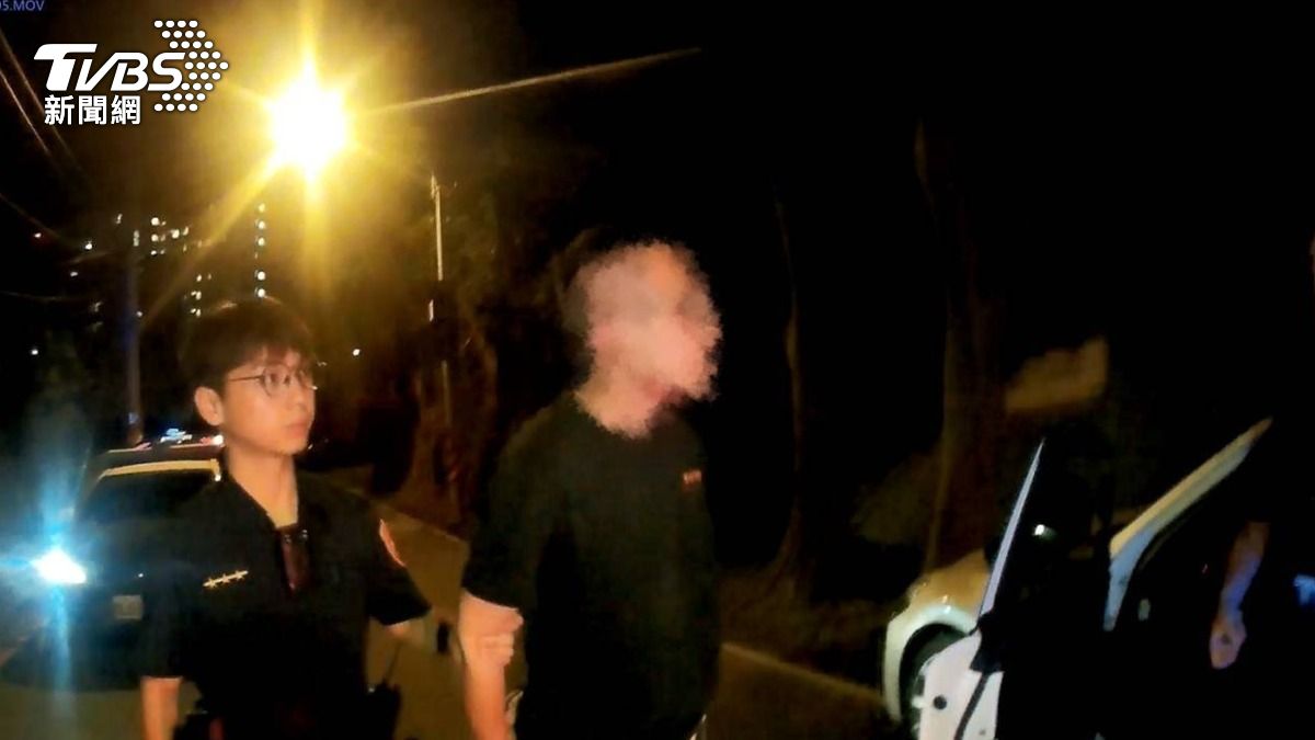 車內吸毒想落跑!桃園男拒檢猛催油門 遭警拖下車壓制