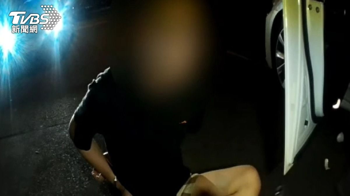 警方在葉男車內查獲K他命、毒咖啡包等違禁物品,將他送辦。(圖/TVBS)