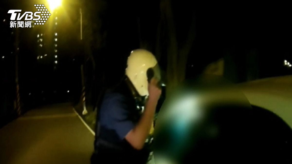 員警見葉男想逃,立即上前控制,合力將他拉下車壓制逮捕。(圖/TVBS)