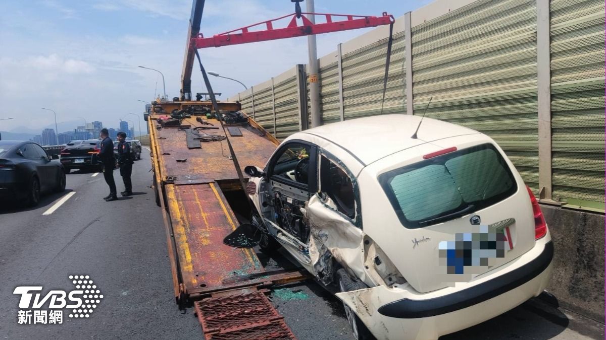 白色小客車原本正在被拖吊,誰料拖吊車卻突然遭另一輛車撞擊。(圖/TVBS)