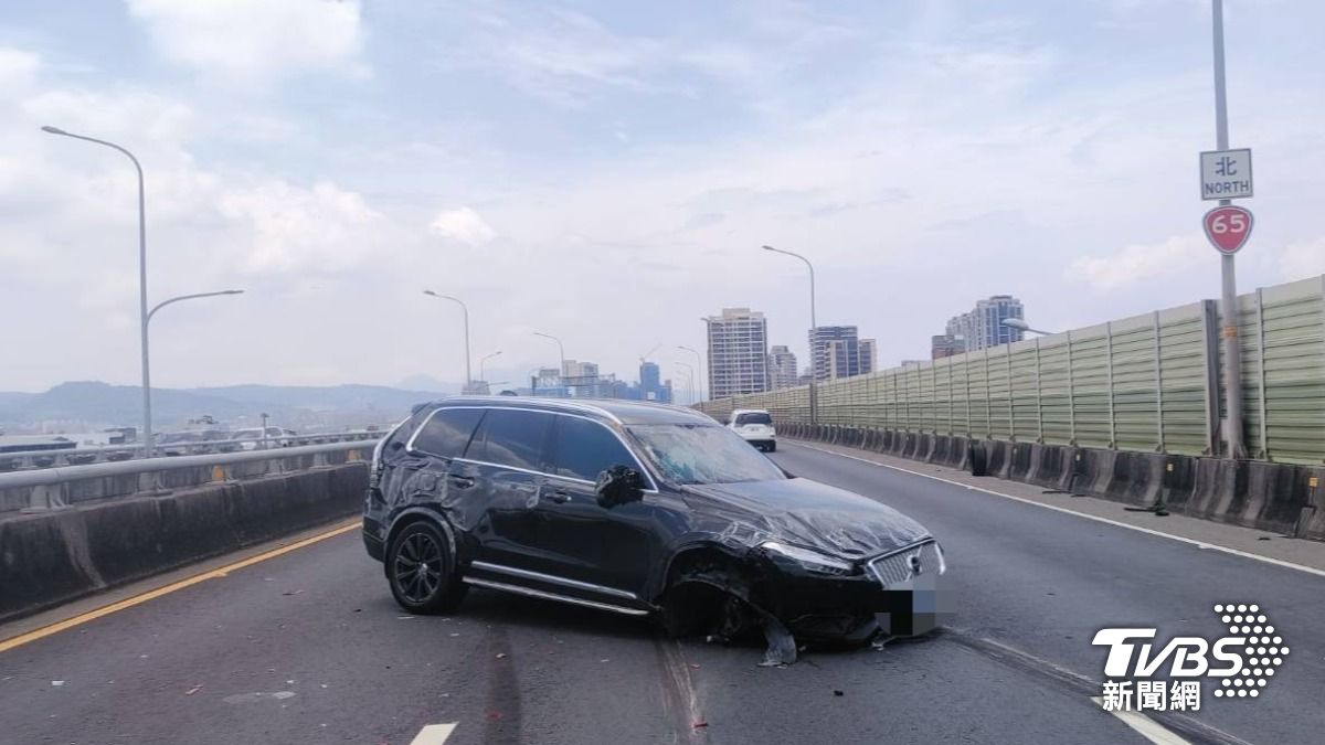 肇事的小客車翻滾數圈、車殼四散。(圖/TVBS)