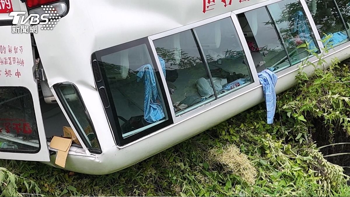 影音／揪團合歡山賞杜鵑變調！巴士翻覆16人傷　司機根本沒駕照。(圖／TVBS)