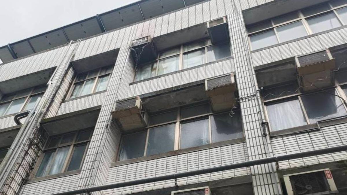 快訊/林口某高中冷氣室外機起火!2男學生「滅火遭燒傷」