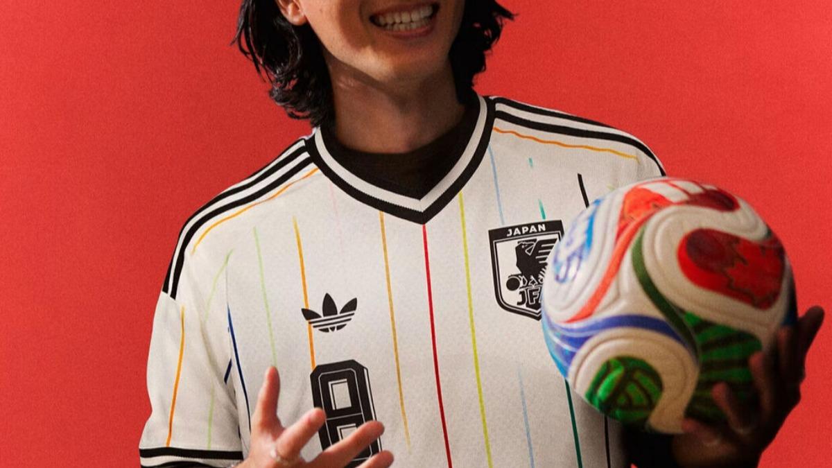 客場的「11+1條紋」大獲好評,象徵場上11名球員與第12條代表球迷赤誠之心的紅線。(圖/翻攝自THE SCORE)