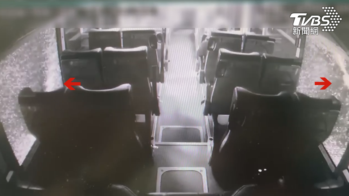 高雄一名水電工疑壓力過大，6日晚間朝行駛中的公車丟擲石頭，造成兩片車窗玻璃碎裂。（圖／TVBS）