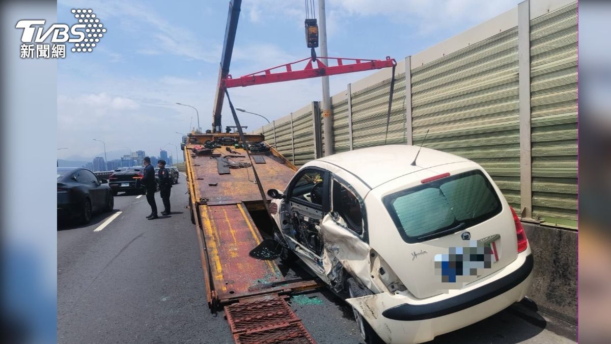 疑水箱過熱故障，停台65外側車道等救援，吊掛到一半遭後車撞毀。（圖／TVBS）