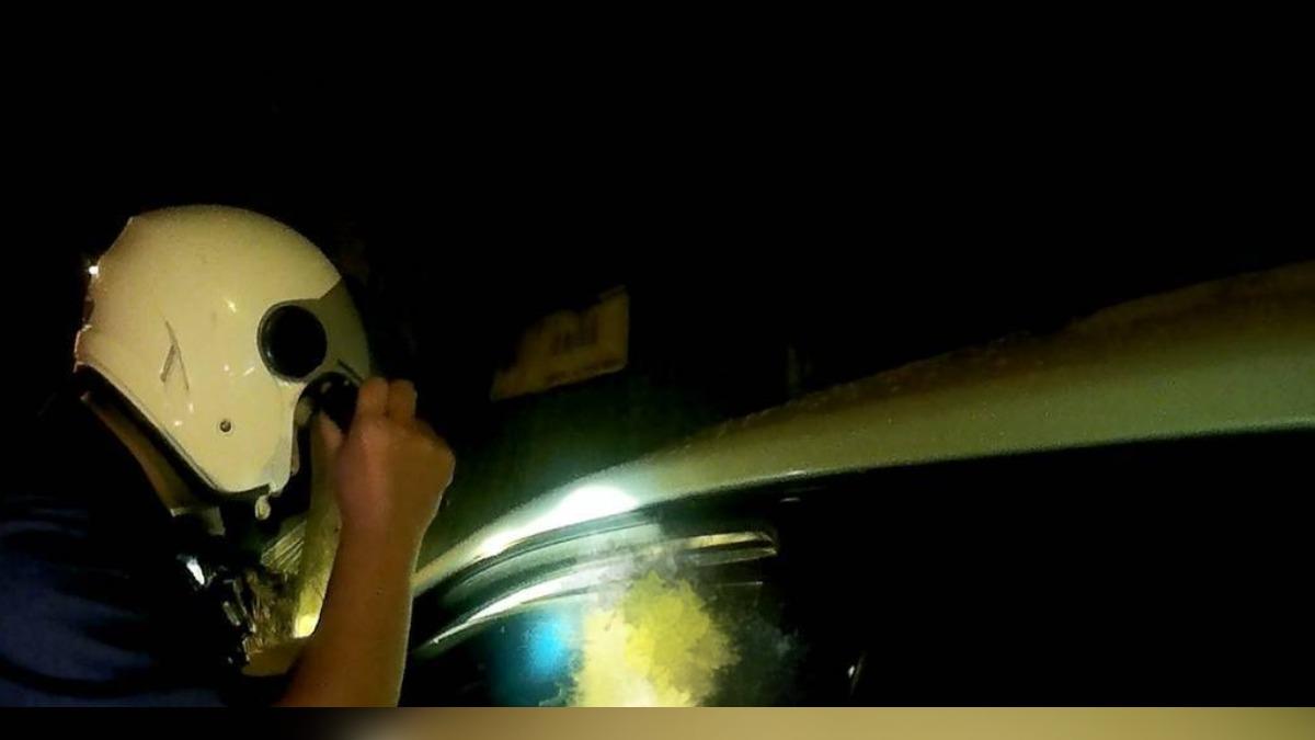 車內飄出濃濃毒品臭味,卻不肯配合盤查,企圖落跑。(圖/警方提供)