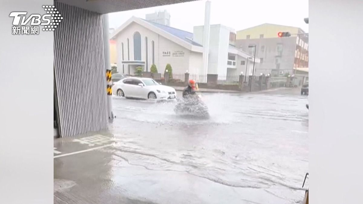 同樣遭受淹水之苦的還有台南市區,上午10點多降下一場大雨,導致路面積水一度淹進騎樓,車輛通過時水波如同海浪般往兩側店家湧進。(圖/TVBS)