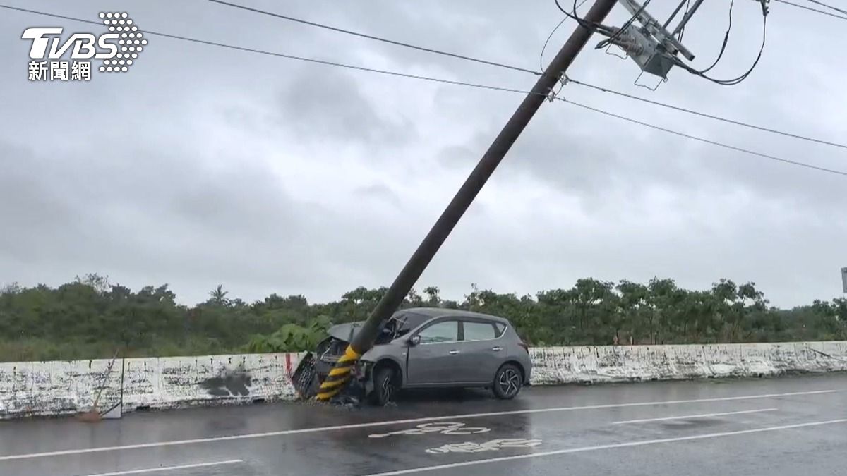 濱南路與鯤鯓路口發生一起自撞車禍,駕駛疑似因路滑失控撞上電線桿,所幸駕駛僅受輕傷。(圖/TVBS)