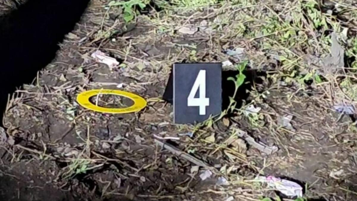 茱拉朋手機直接掉落在地,子彈卡在後腦,不幸當場身亡。(圖/翻攝自Khaosod)