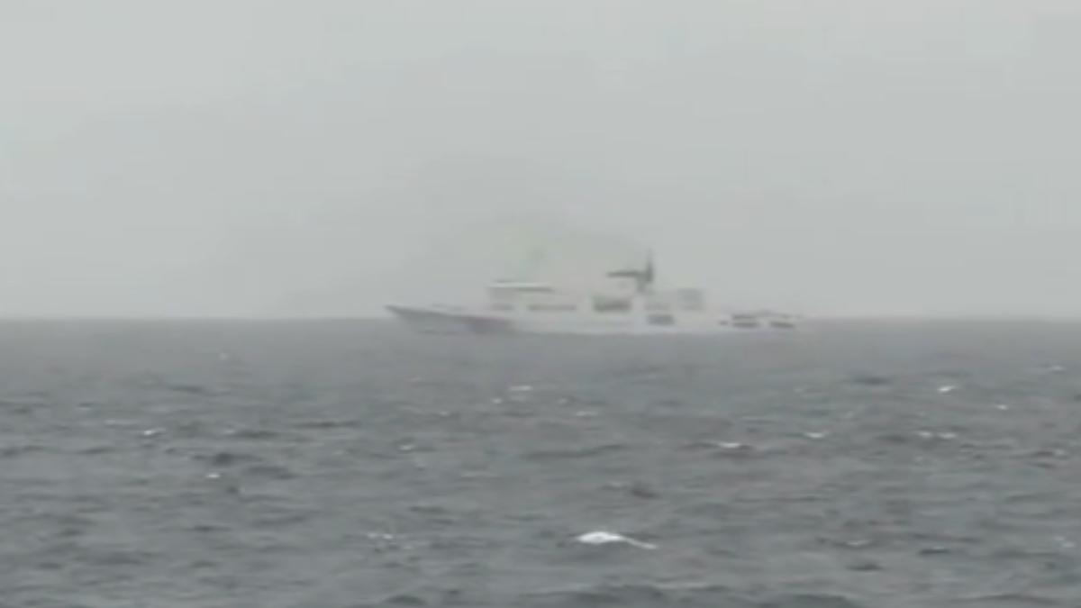 中共海警船侵擾我國東部海域，海巡署派出艦艇進行1對1全程監控。(圖／海巡署)