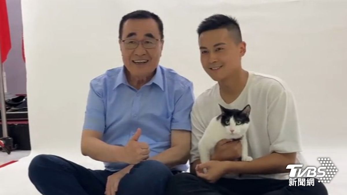 李四川和藍小雞何元楷拍照（圖／TVBS資料畫面）