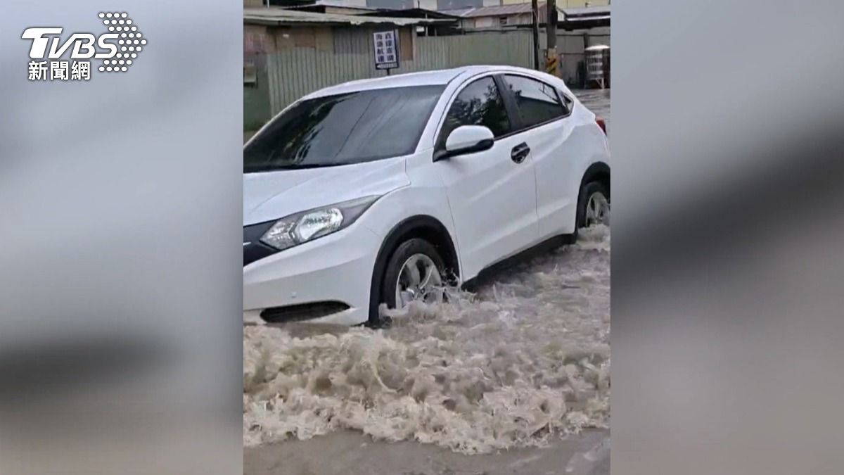 大雨情況延續至隔天早上,仁武區澄觀路一段的低窪路段再度積水,深度達半個輪胎高。(圖/TVBS)