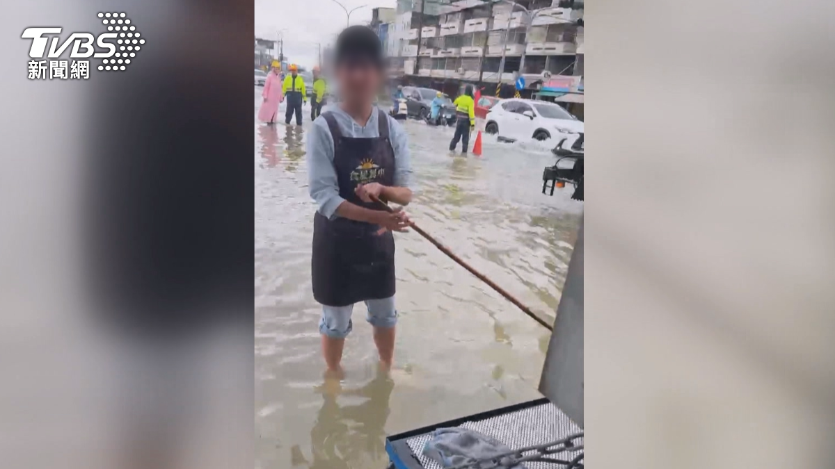 這場傾盆大雨正值上班通勤時段,仁武區鳳仁路有早餐餐車業者雙腳泡在雨水裡做生意,淹水深度逼近腳踝高。(圖/TVBS)