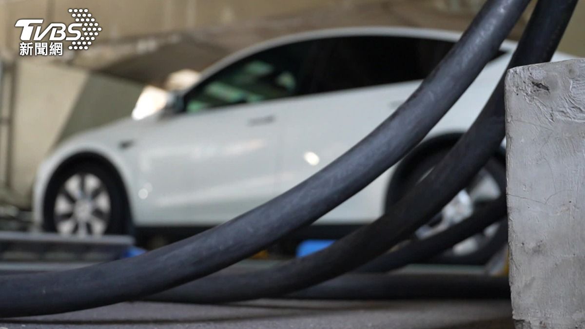 有網頁跟APP整理出各站點的充電費費率，專家預估可以幫助車主省下一半的電費。（圖／TVBS）