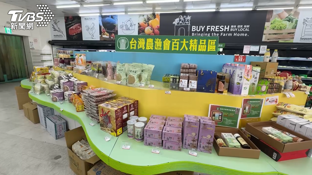高雄蓮池潭藏「全台農會寶庫」,百樣獨家零食,一逛就是好幾小時,遊客驚呼被低估。(圖/TVBS)