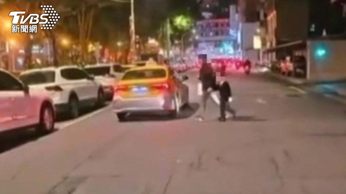 行人穿越車道,100公尺內若有斑馬線恐違規。(示意畫面/TVBS)