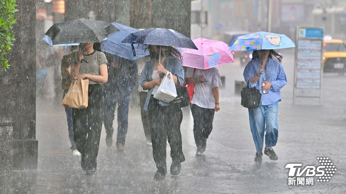 天氣/巴威路徑北修「擦邊通過」!一片紫爆發白 風雨最兇時刻曝
