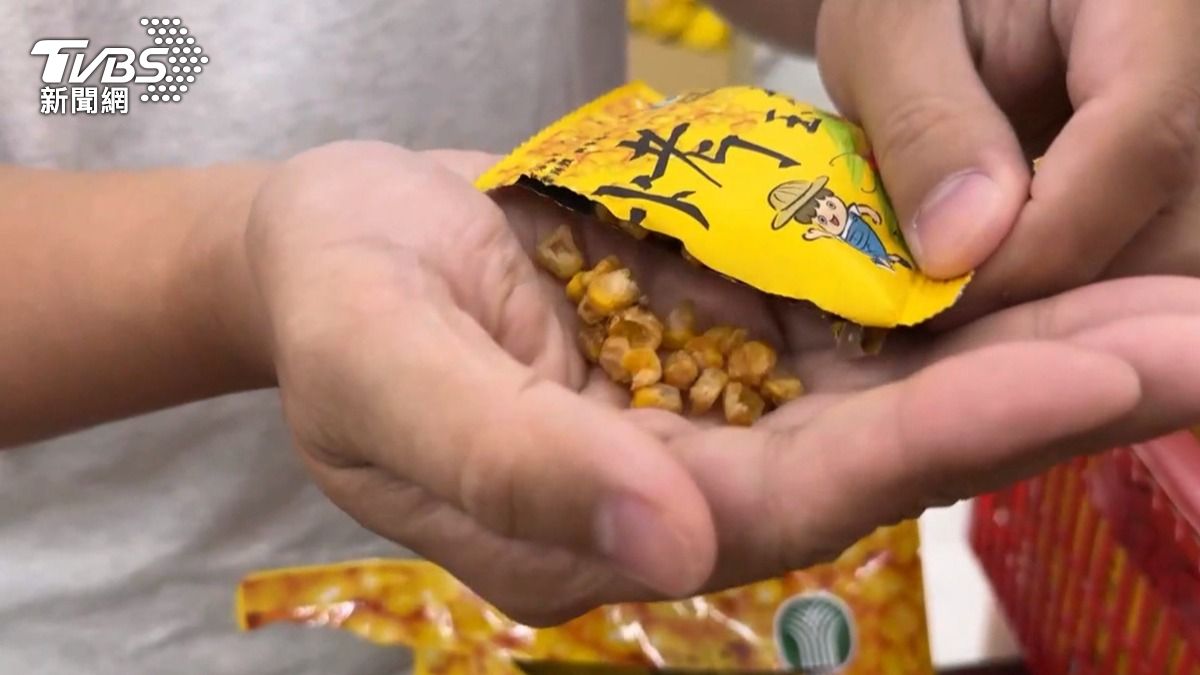 其中最吸引目光的,莫過於以真實玉米粒製成的餅乾,這款餅乾吃起來真的很像在吃玉米。(圖/TVBS)