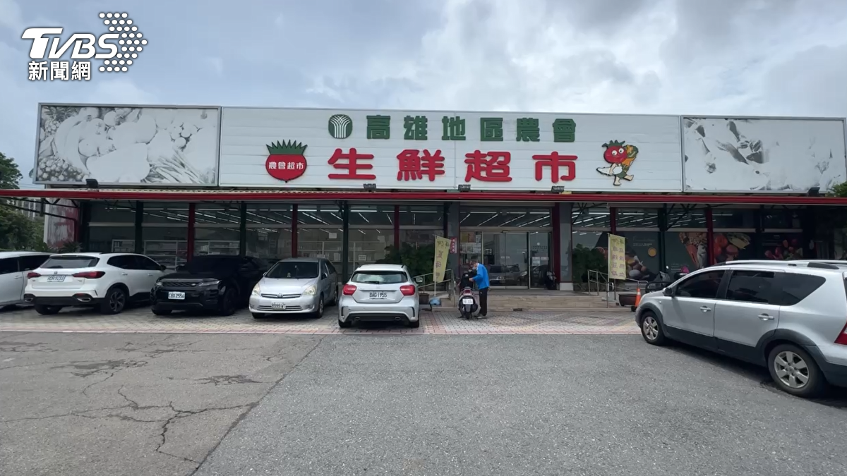 有遊客原本只是到蓮池潭遊玩,意外走進這間位於大馬路旁小巷子的超市,才發現別有洞天。(圖/TVBS)