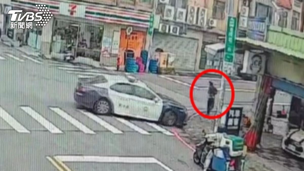 穿著帽T的紹性失聯移工,一見到警車靠近,嚇得逃竄。(圖/TVBS)