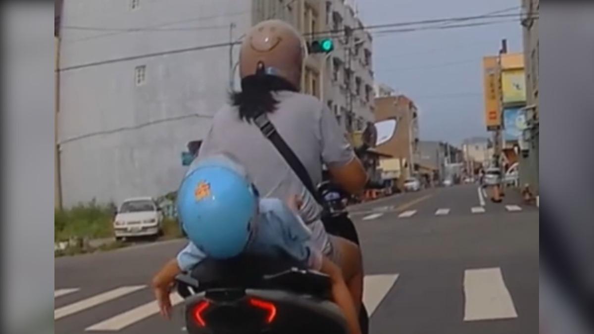 男童在機車後座突然整個人向後仰躺，驚險畫面全被後方行車紀錄器拍下。（圖／民眾提供）