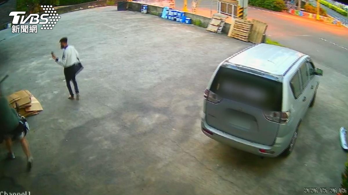 嫌犯駕車用倒車方式撞進店內，拿球棒猛砸後棄車逃離（圖／ＴＶＢＳ）