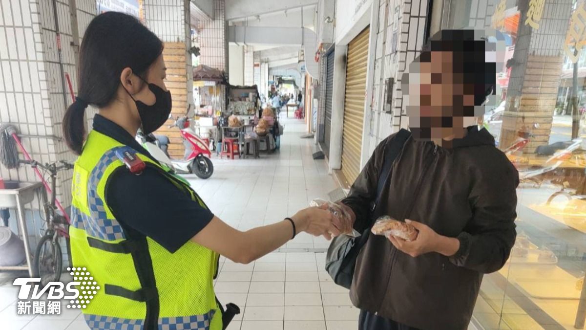家逢變故失依靠！高雄男餓三天悲坐路旁　警「一塊麵包」重燃希望