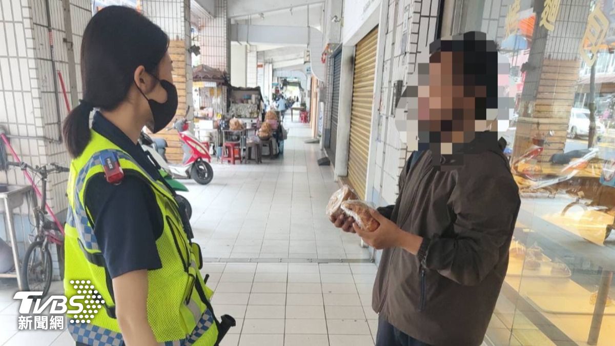 員警自掏腰包購買麵包與飲料充飢。（圖／TVBS）