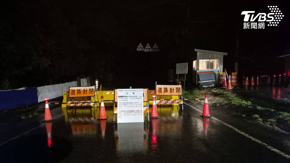 氣象署發布9日山區仍有豪大雨，加上有68條黃色土石流警戒，公路局甲仙段8日晚間10點也預防性封閉四路段。（圖／TVBS）