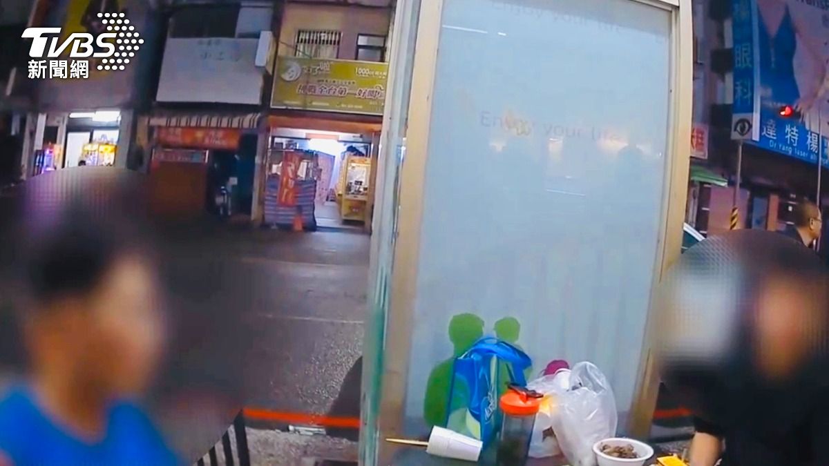 事發於9日凌晨0時32分許,44歲顏姓男子與36歲呂姓男子、38歲秦姓男子、33歲莊姓男子等4名友人,相約在武慶三路一間超商騎樓飲酒聊天。(圖/TVBS)