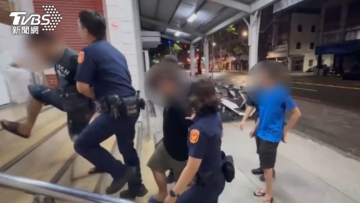 現場民眾見狀立即報警求助,警方獲報後迅速出動警力趕赴現場,當場將4人壓制控制並帶回警局偵辦。(圖/TVBS)