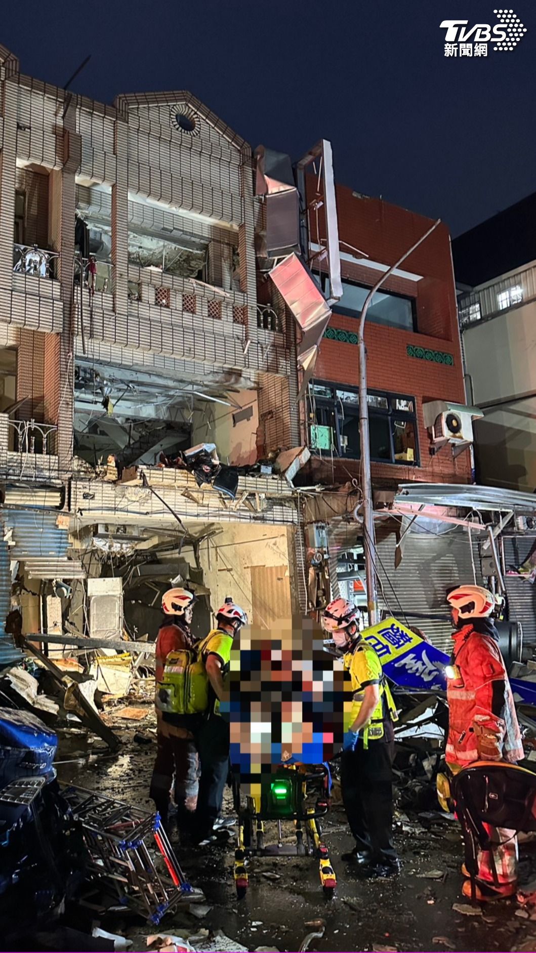 現場為大爆炸，建築物受損極為嚴重，並波及多戶民宅。（圖／TVBS）