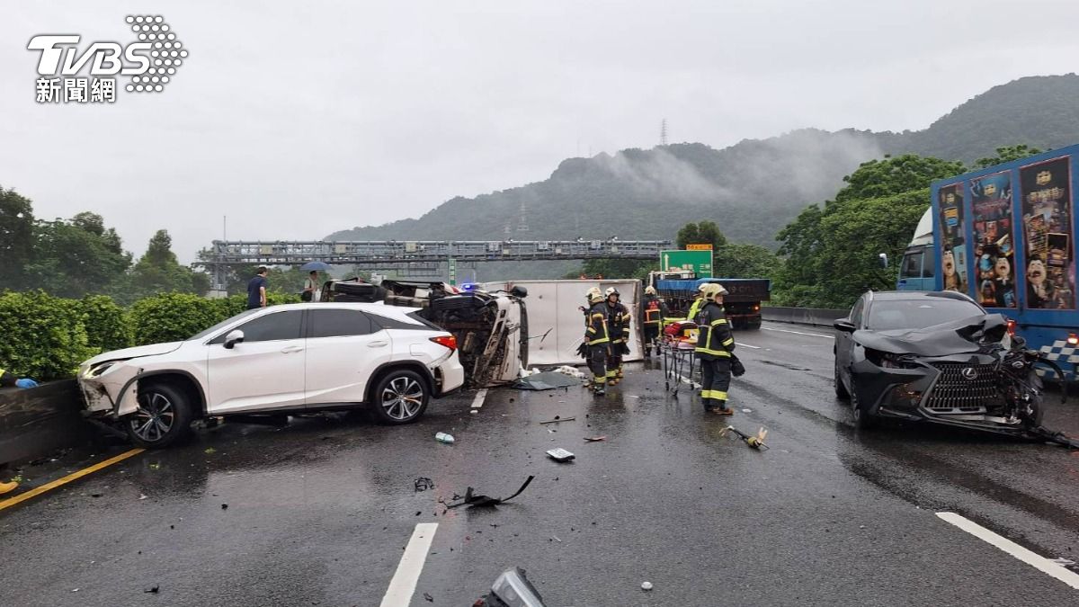 國道3號鶯歌路段稍早發生多車追撞事故。（圖／TVBS）