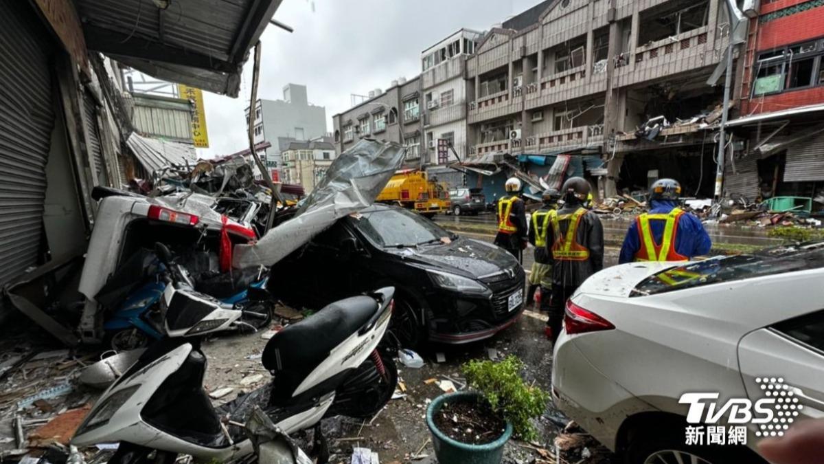 新竹市東區高翠路今（9）日凌晨發生嚴重氣爆意外。（圖／TVBS）