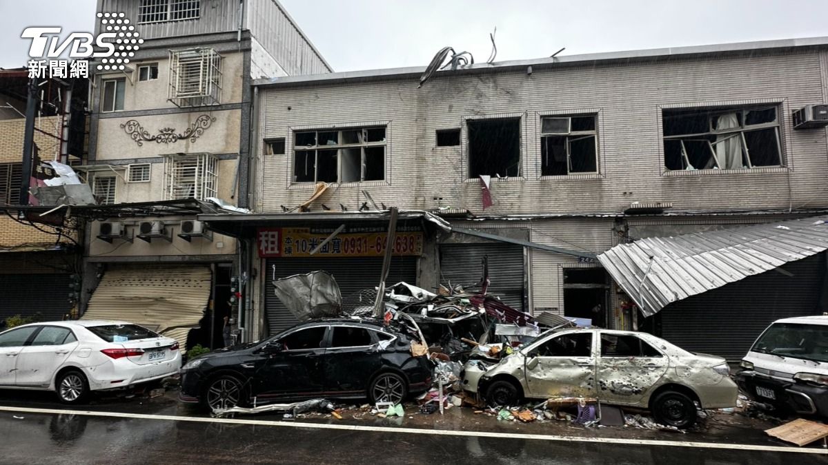 氣爆威力驚人，附近店家、汽車全遭波及。（圖／TVBS）