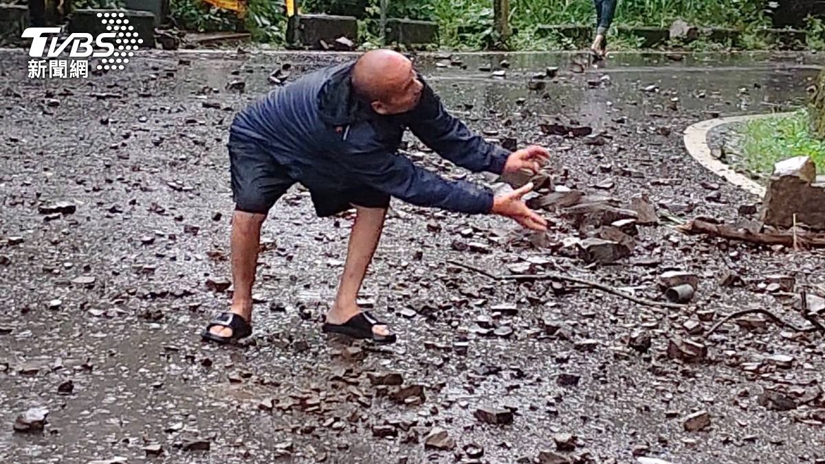 超大豪雨狂炸!苗栗山區落石砸路 村長帶族人冒雨徒手搬石搶通