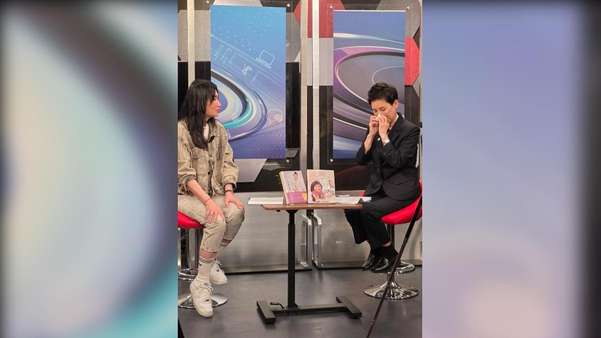 唐德惠(右)在TVBS《娛樂頭條》YT節目《T TALK》忍不住落淚。(圖/TVBS)