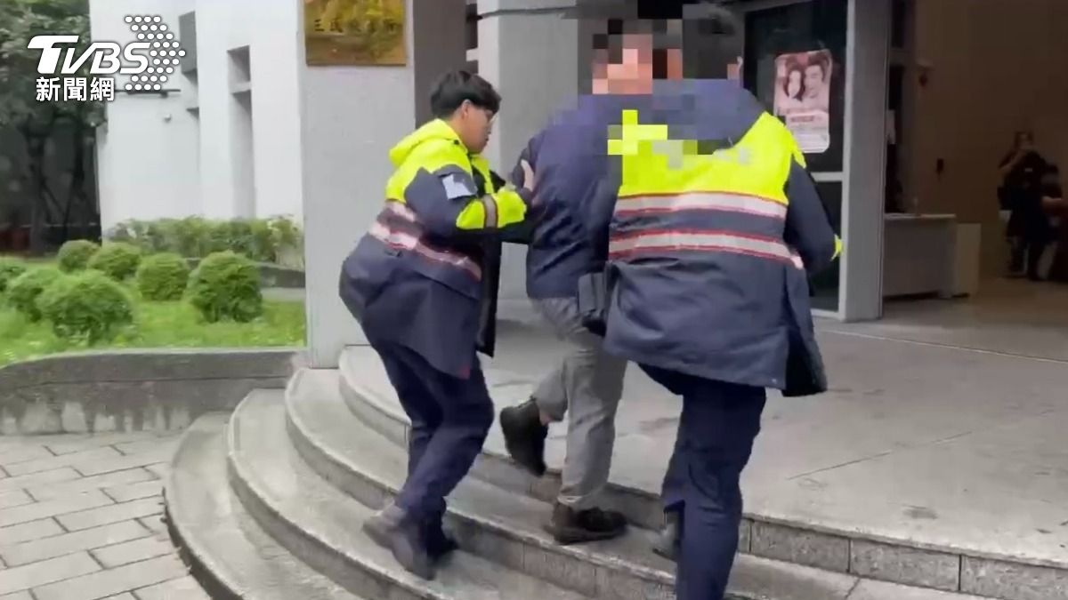 黃姓男子被警方逮捕送辦。(圖/TVBS)