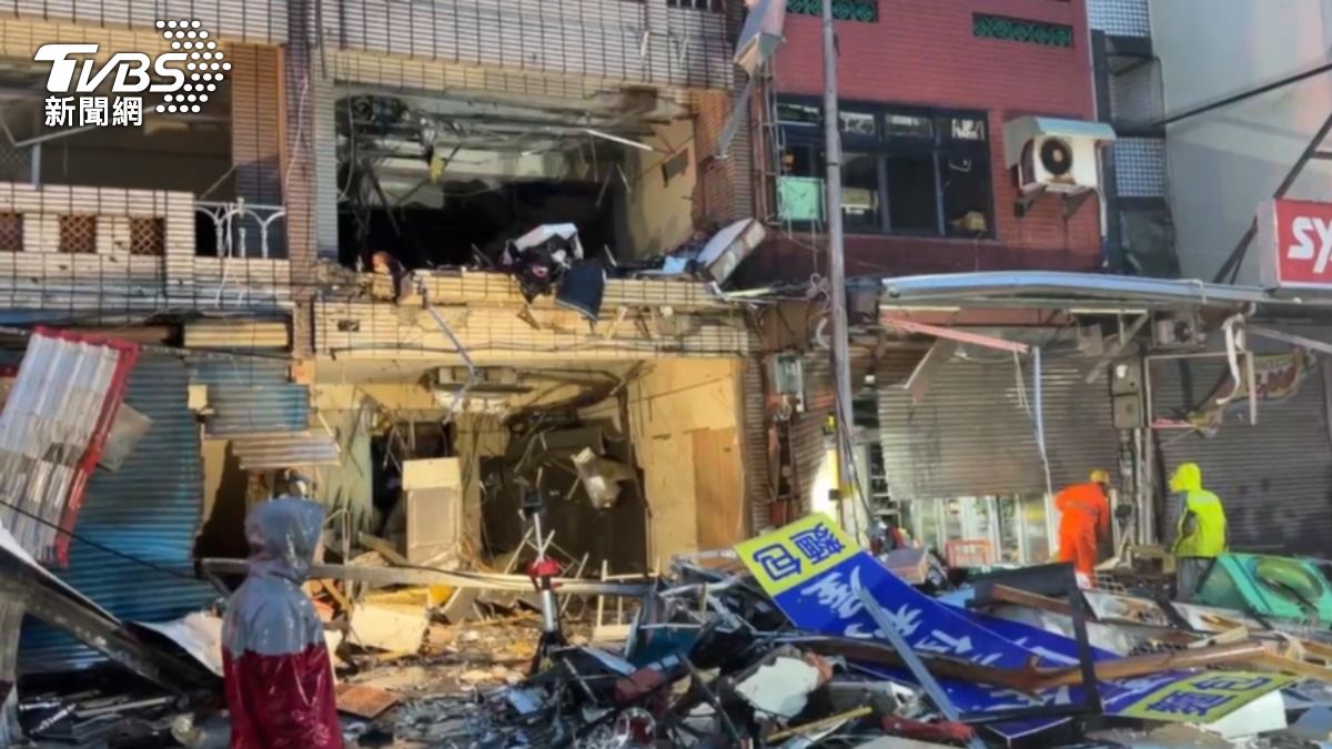 爆炸威力驚人，牆面遭炸穿後倒塌壓向在睡覺的夫妻倆。（圖／TVBS）