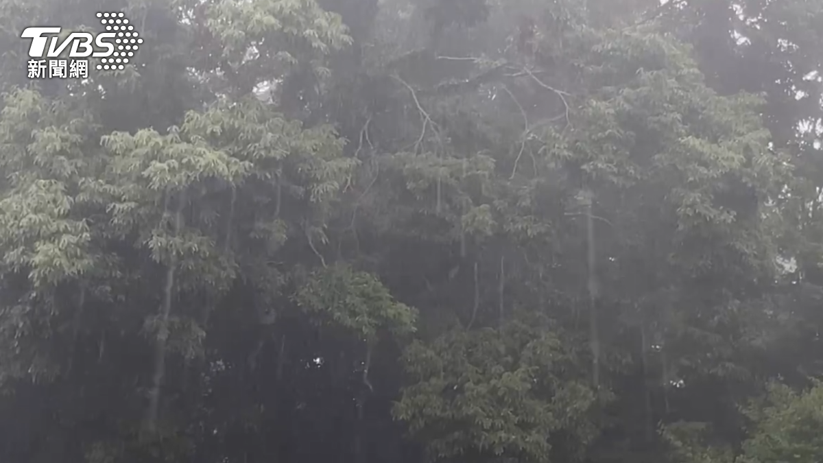 南投山區下暴雨。（圖／TVBS）