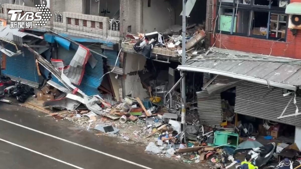 街道受氣爆波及滿目瘡痍。（圖／TVBS）