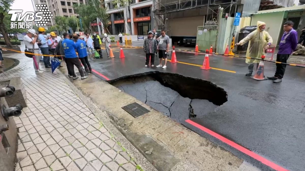 連日大雨疑似導致鳳山區福誠二街出現一個巨大天坑,現場已拉起封鎖線。(圖/TVBS)