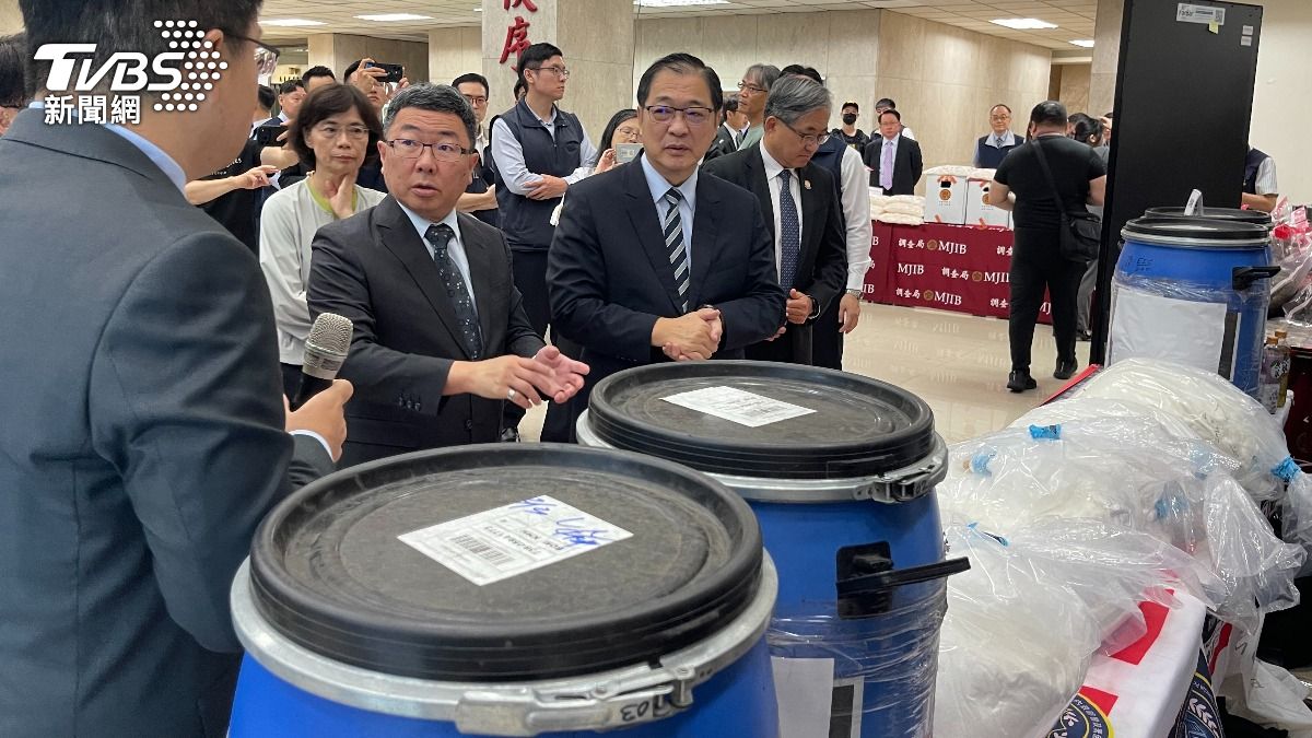 高檢署執行安居緝毒專案，行政院政務委員林明昕（左二）今赴刑事局視察成果。（圖／TVBS）