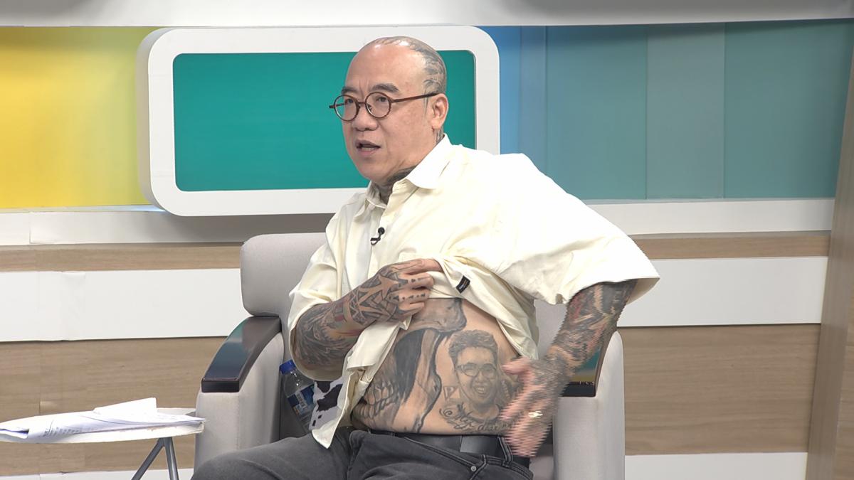 鋼鐵爸將兒子刺在腰腹上紀念。（圖／和展影視提供）