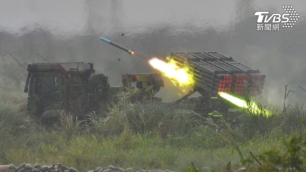模擬敵軍進犯!雷霆2000雨天射擊爆小插曲 火箭彈發射秒墜地