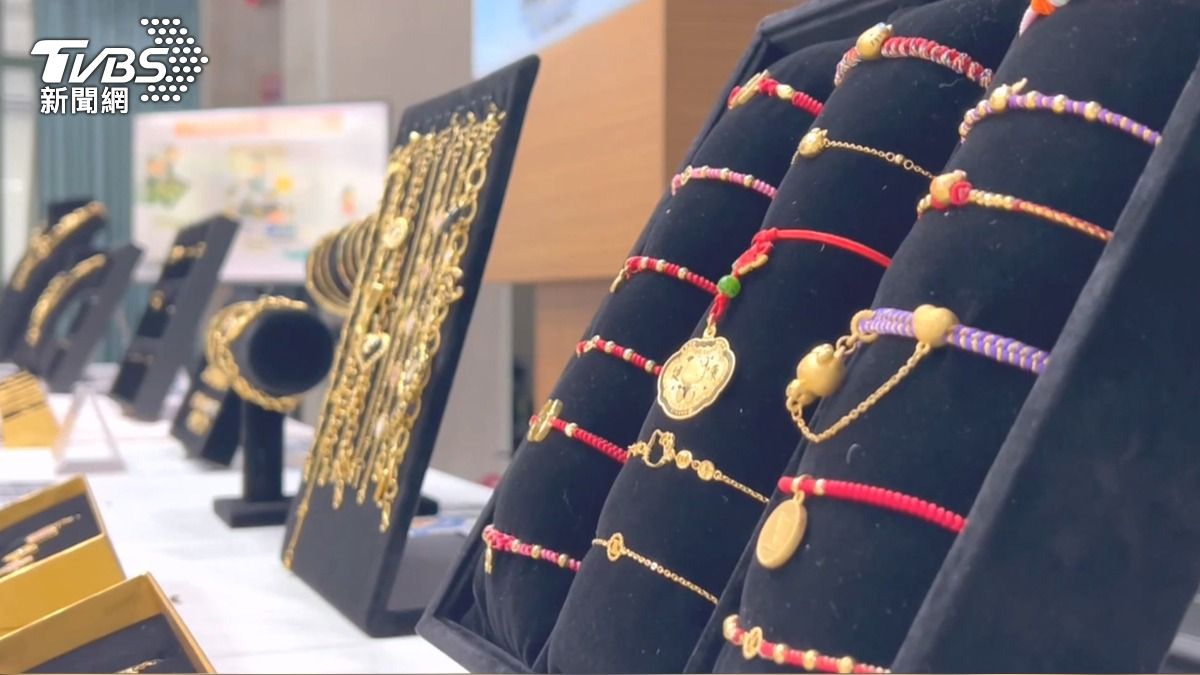 台中刑事警察局查扣725件仿冒品,總重量達75兩,以金價計算超過120萬元。(圖/TVBS)