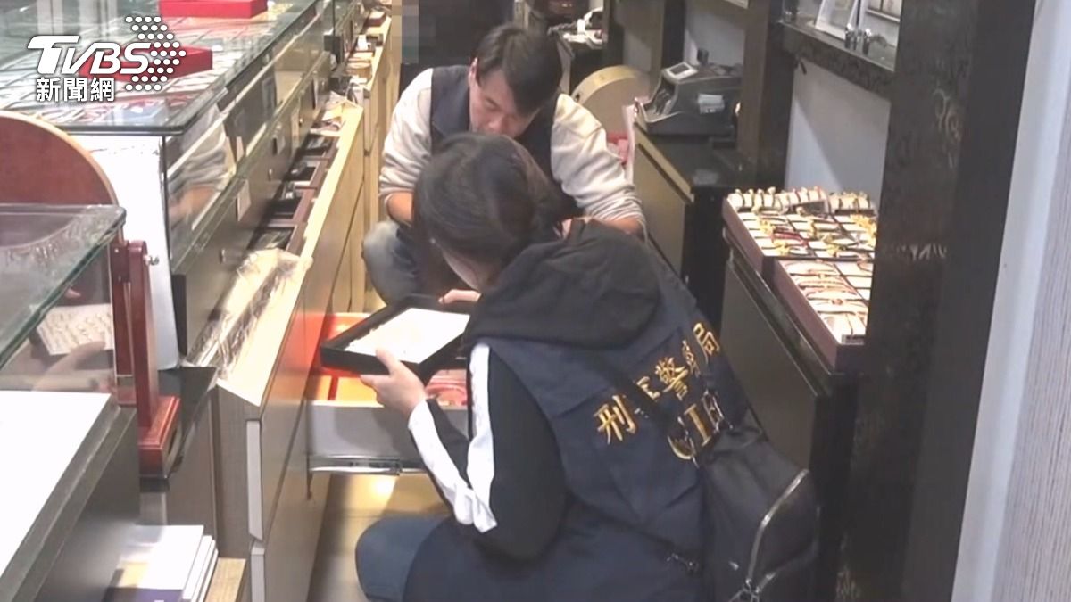 銀樓賣「純金仿冒品」!梵克雅寶手鍊10萬有找,22名業者遭法辦。(圖/TVBS)