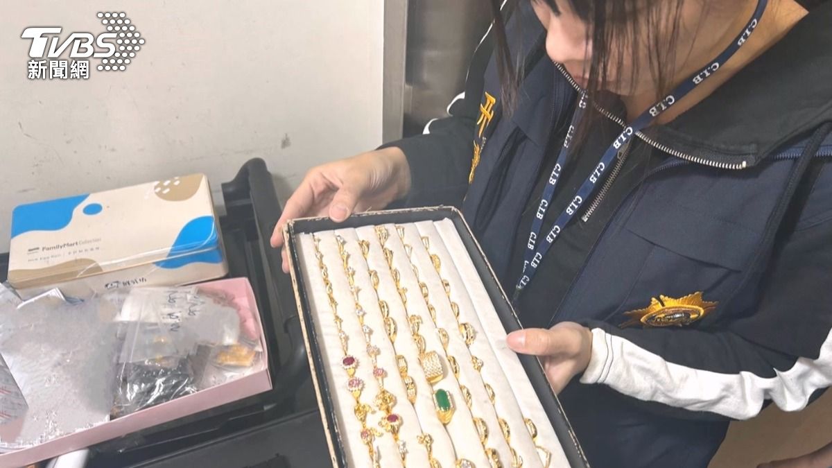 警方進入銀樓搜索時,發現店內陳列滿滿純金飾品,其中香奈兒、LV、迪奧等仿冒品。(圖/TVBS)